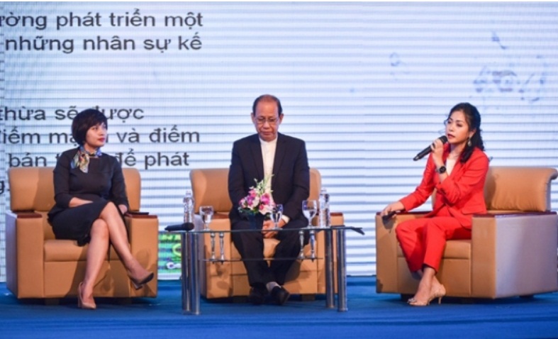 Bà Trần Uyên Phương, Phó Tổng Giám đốc Tập đoàn Tân Hiệp Phát (phải ảnh) phát biểu tại Diễn đàn Kinh tế thường niên