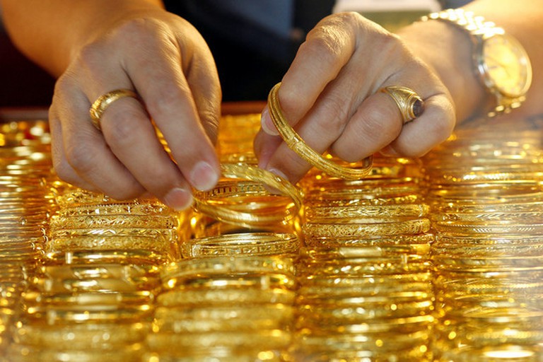 Giá vàng hôm nay, giá vàng 9999 hôm nay, giá vàng SJC tiếp tục lao dốc.