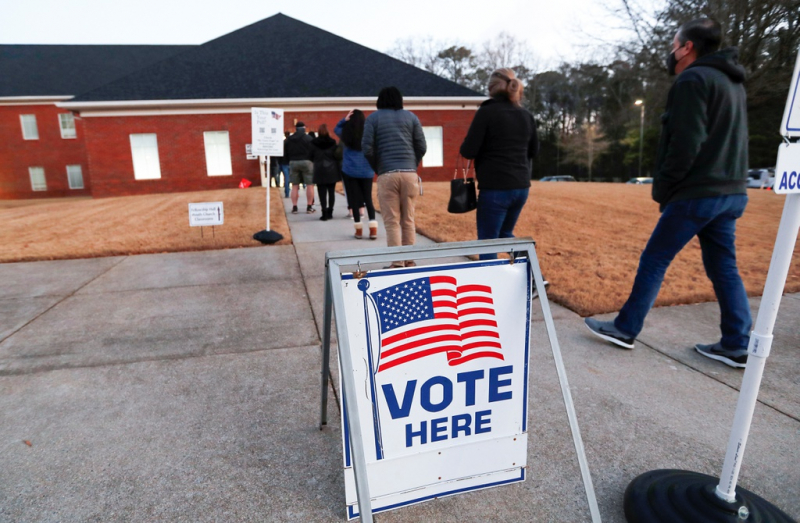 Cuộc bầu cử thượng nghị sĩ vòng hai ở Georgia được dự đoán có kết quả sít sao, và sẽ phải mất nhiều ngày để công tác kiểm phiếu hoàn thành, bao gồm việc đếm số phiếu gửi qua đường bưu điện. Ảnh: Reuters.