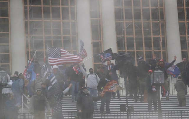 Khói mù mịt ngay trước cửa quốc hội Mỹ khi người biểu tình ủng hộ ông Trump xông vào tòa nhà (Ảnh: Reuters)