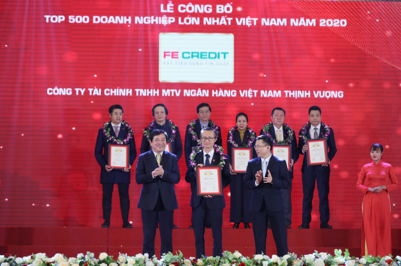 Ông Nguyễn Thành Phúc, Phó Tổng Giám Đốc FE CREDIT vinh dự nhận giải thưởng Doanh nghiệp số 1 ngành dịch vụ tài chính Việt Nam