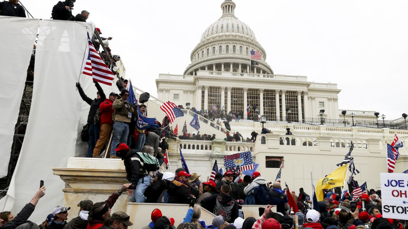 Người biểu tình tập trung bên ngoài tòa nhà Quốc hội Mỹ tại Washington, D.C., ngày 6/1/2021. Ảnh: THX/TTXVN