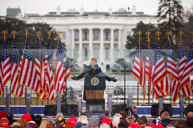 Tổng thống Trump phát biểu trước hàng nghìn người ủng hộ vào trưa 6/1, phản đối kết quả bầu cử và kêu gọi tuần hành đến Điện Capitol. Ảnh: Reuters.