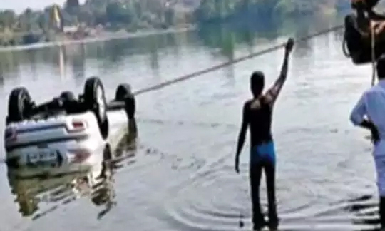 Ôtô chìm dưới nước được người dân địa phương kéo lên bờ. Ảnh: Maharashtra Times