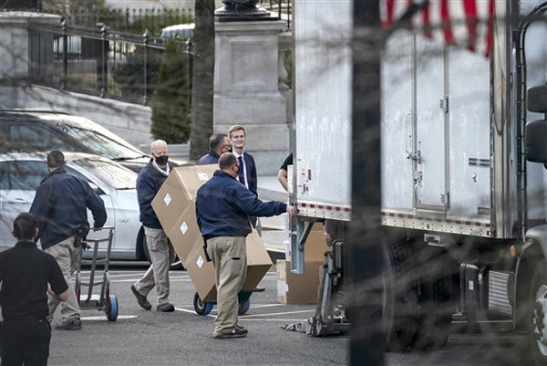 Các thùng đồ được chất lên xe tải chuyển đi bên trong khu liên hợp Nhà Trắng. Ảnh: CNBC