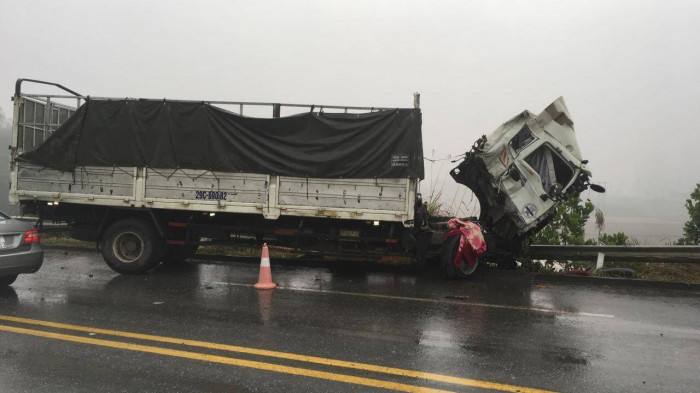 Ô tô tải cán hàng rào hộ lan ven đường sau tai nạn với xe khách trên cao tốc Nội Bài - Lào Cai qua địa bàn tỉnh Yên Bái