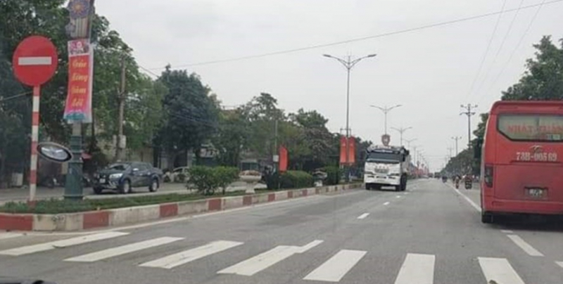 Chiếc xe tải màu trắng đi ngược chiều trên đường Quang Trung thuộc QL1A, đoạn qua địa bàn thị xã Hồng Lĩnh.