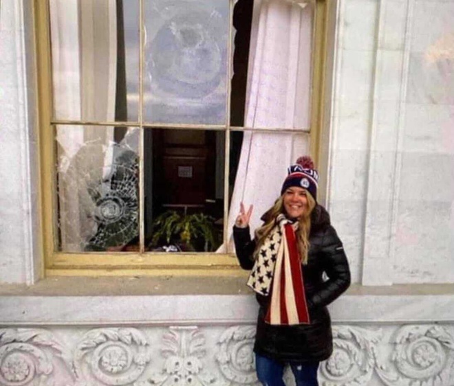 Bà Ryan tạo dáng chụp ảnh bên cạnh cửa sổ bị đập vỡ tại Điện Capitol ngày 6/1. Ảnh: Twitter.