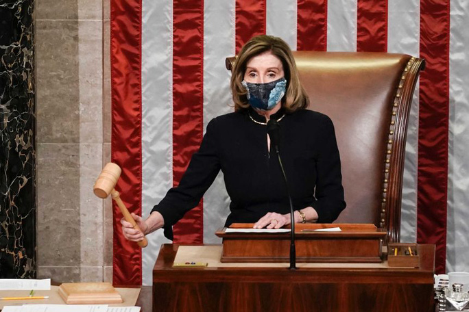 Nguồn tin của đài CNN cho biết bà chủ tịch Hạ viện Nancy Pelosi dự kiến chuyển điều khoản luận tội ông Trump lên thượng viện trong tuần tới. Ảnh: AP