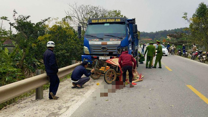Xe máy đâm ô tô tải trên QL1 qua Quảng Trị, 2 người tử vong