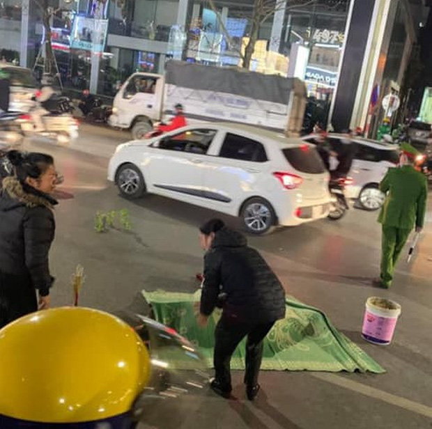 Vụ xe máy tông tử vong cụ bà khi qua đường ở Hà Nội thêm một nữ sinh tử vong, công an trích xuất camera điều tra