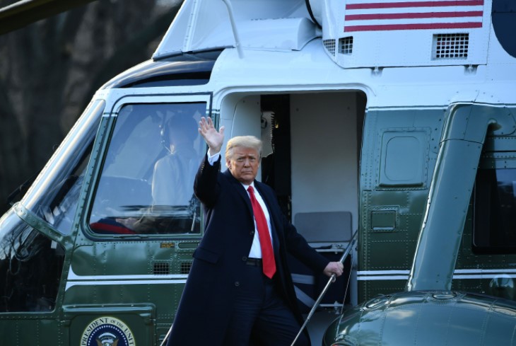 Sau khi rời Nhà Trắng, cựu Tổng thống Donald Trump đã nhận được sự chào đón nồng nhiệt của những người ủng hộ ở nam Florida khi ông trên đường tới khu nghỉ Mar-a-Lago.