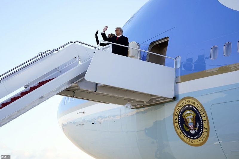 Ông Trump cùng phu nhân lên chuyên cơ Không Lực Một để bay tới bang Florida. Ảnh: AP