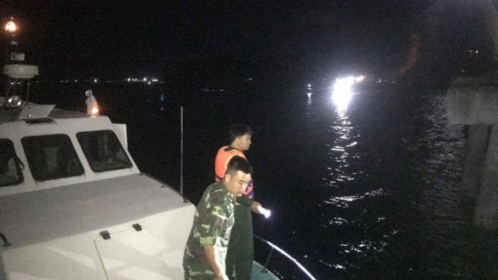 Đến 20h ngày 21/1, lực lượng chức năng TP. Cam Ranh đã tìm được thi thể thanh niên thứ 2 bị nạn khi đi câu cá trên vịnh Cam Ranh