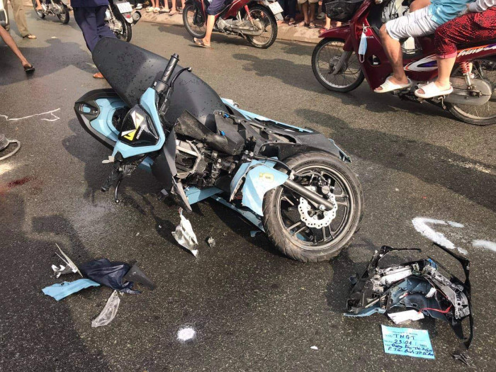 Chiếc xe máy vỡ nát sau cú tông