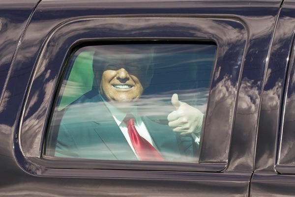 Ông Trump chào những người ủng hộ từ trong xe. Ảnh: AP