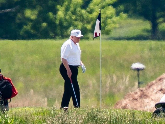 Ông Trump ung dung đi chơi golf dù phiên tòa luận tội cận kề