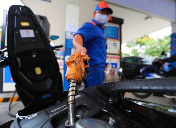 Với diễn biến giá xăng bán lẻ trên thị trường Singapore trong 15 ngày qua, dự báo giá xăng dầu tăng lần thứ 5 liên tiếp vào ngày mai 26/1/2021.