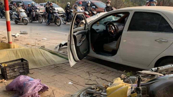 Hiện trường của vụ tai nạn trên đường gom Đại lộ Thăng Long khiến một người tử vong