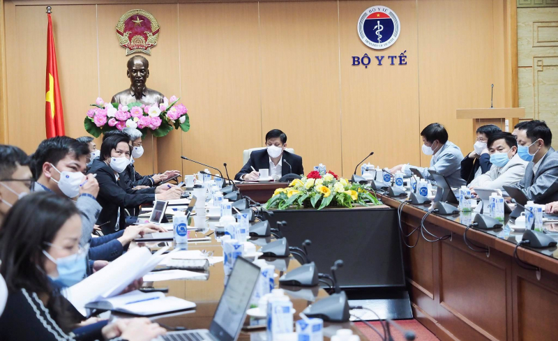 GS.TS Nguyễn Thanh Long- Bộ trưởng Bộ Y tế chủ trì cuộc họp chiều tối ngày 28/1