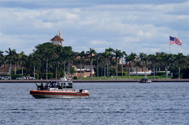 Thị trấn Palm Beach, Florida đang xem xét việc ông Trump sử dụng tòa nhà câu lạc bộ Mar-a-Lago của ông làm chỗ ở, dù nơi này đăng ký là câu lạc bộ xã hội.
