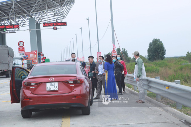  Đoàn đón dâu dừng xe trước trạm BOT, đành hoãn đón dâu do dịch Covid-19 tại Quảng Ninh