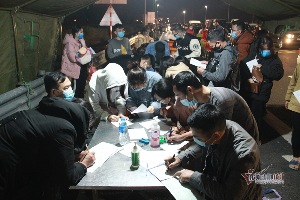  Nườm nượp người khai báo y tế để vào Quảng Ninh