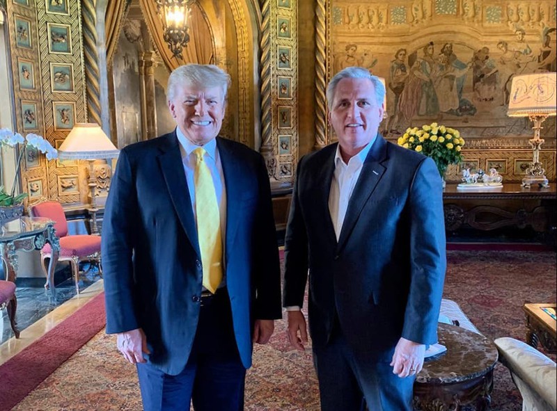 Tổng thống Mỹ Donald Trump (trái) đã có cuộc họp cùng Lãnh đạo phe thiểu số Hạ viện Kevin McCarthy (phải) hôm 28/1. Ảnh: INDEPENDENT UK