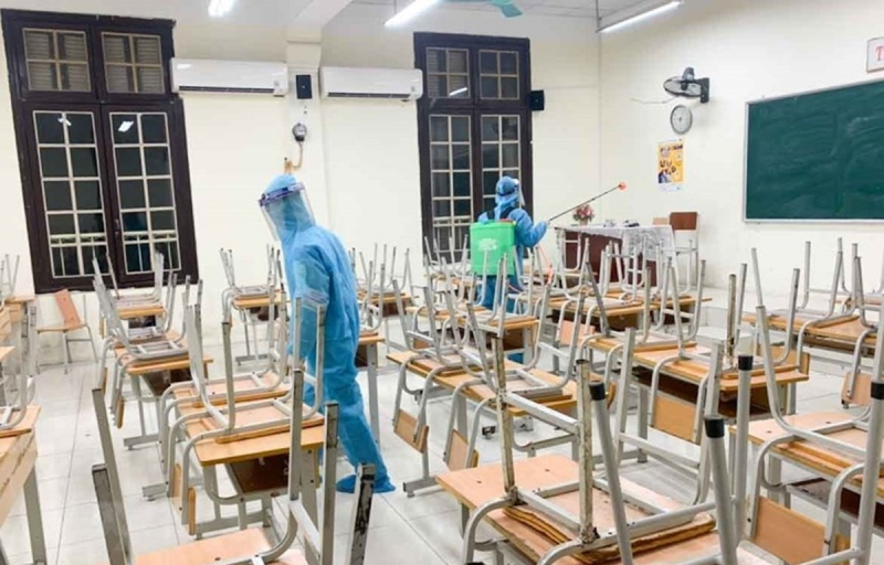 Lấy mẫu xét nghiệm cho 1.500 học sinh một trường tiểu học ở Hà Nội