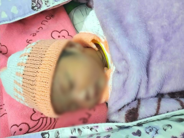 Phát hiện bé gái sơ sinh còn nguyên dây rốn bị bỏ rơi trong thùng carton giữa lo ngại dịch Covid-19