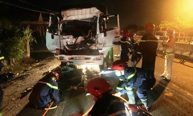 Hiện trường vụ tai nạn giữa 2 xe tải khiến 3 người thương vong.