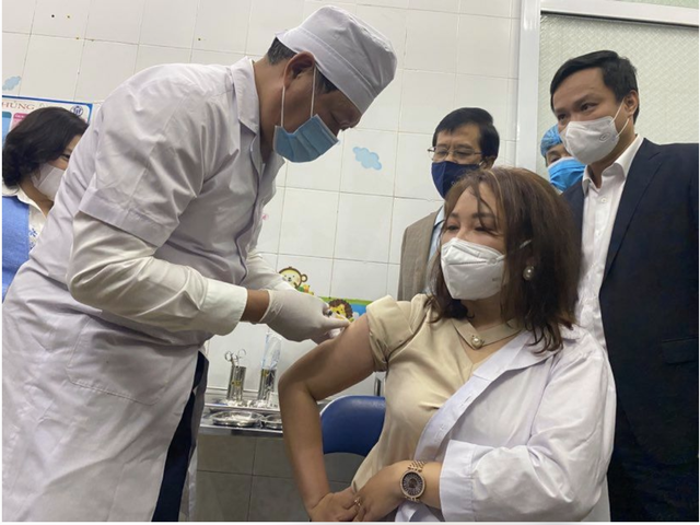  Thứ trưởng Bộ Y tế Đỗ Xuân Tuyên tự tay tiêm vắc xin cho cán bộ y tế tuyến đầu chống dịch ở Hải Dương. Ảnh: Nam Phương