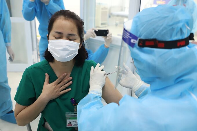Chưa ghi nhận hiện tượng đông máu, Việt Nam vẫn tiếp tục tiêm vắc xin AstraZeneca