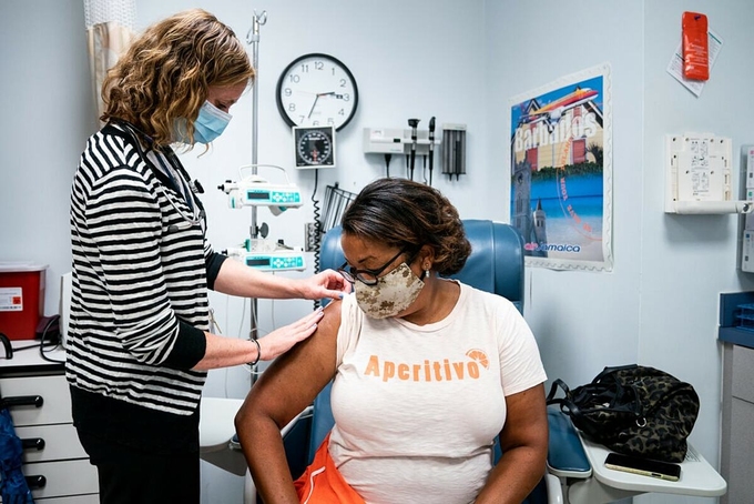 Nữ tình nguyện viên tham gia thử nghiêm lâm sàng vaccine Covid-19 của Moderna. Ảnh: NY Times