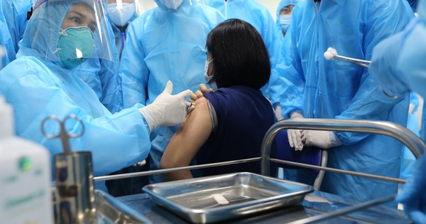 Gần 1.600 cán bộ, nhân viên y tế đã được tiêm vắc-xin Covid-19
