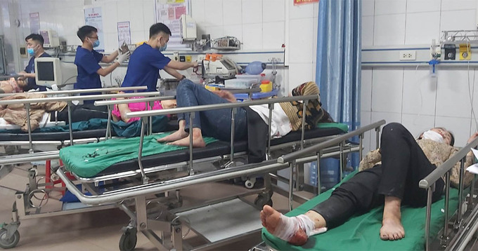 Các nạn nhân trong vụ tai nạn đang cấp cứu tại bệnh viện 115. Ảnh: Nguyễn Hải