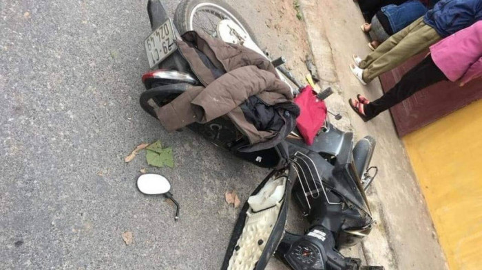 Chiếc xe máy tại hiện trường vụ tai nạn - Ảnh: Mai Đỉnh