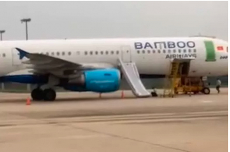 Hình ảnh máy bay bung bị bung cầu phao cứu sinh tại sân bay Thọ Xuân - Ảnh chụp từ video clip tại diễn đàn hàng không