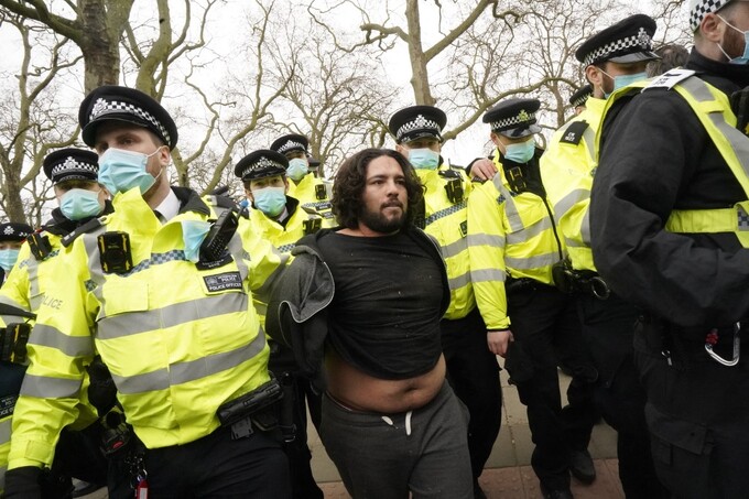Cảnh sát London bắt một người biểu tình hôm 20/3. Ảnh: AFP