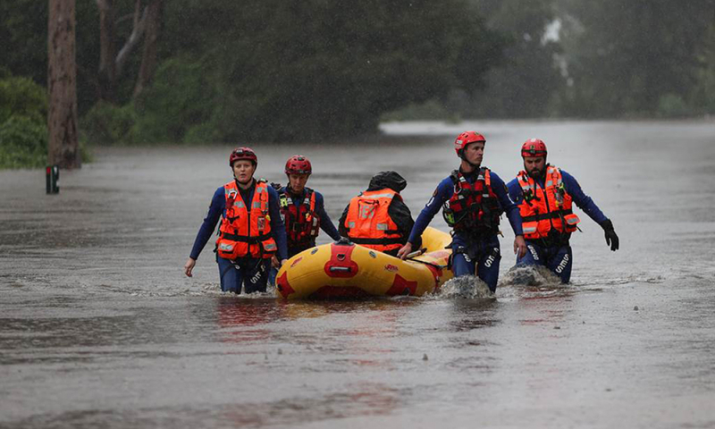Một đội cứu hộ của Cơ quan Ứng phó Khẩn cấp bang NSW sử dụng xuồng bơm hơi để đưa một người dân ở Sydney tới nơi an toàn.