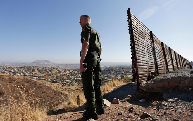 Một nhân viên thuộc lực lượng tuần tra biên giới Mỹ ở biên giới của nước này với Mexico. Ảnh: AP.