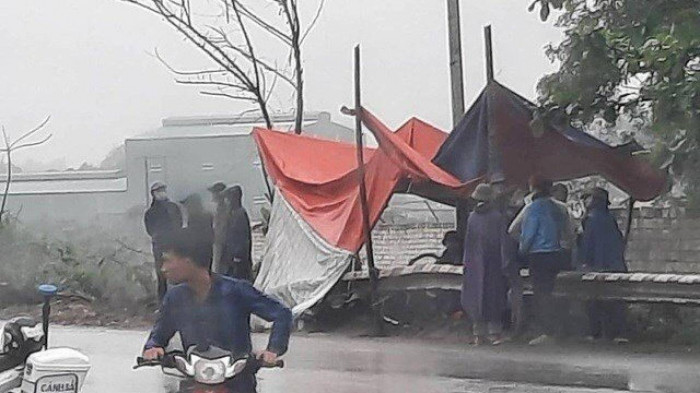 Sau tai nạn, thi thể nạn nhân và chiếc xe đạp bị đâm văng sang một bên hộ lan ở khúc cua đầu cầu Dinh