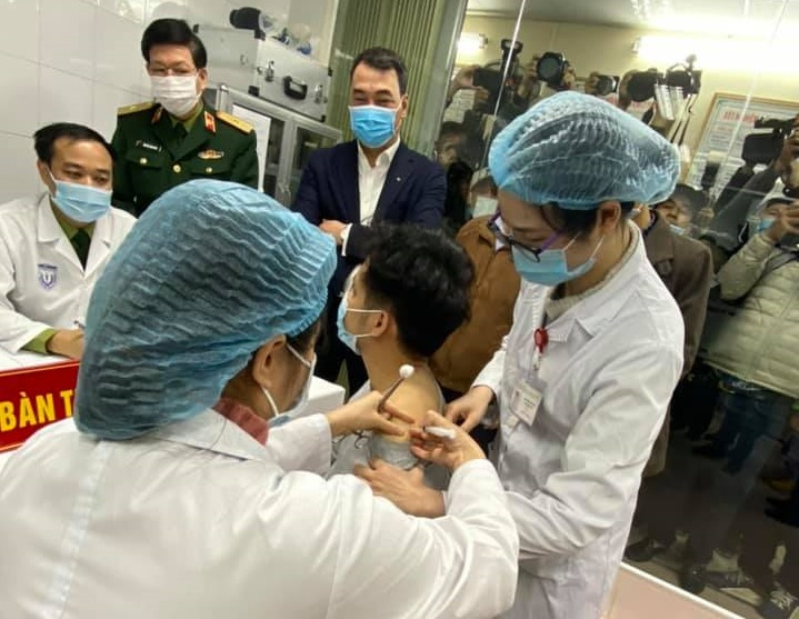 Tiêm thử nghiệm vắc xin NanoCovax do Việt Nam sản xuất trên người.