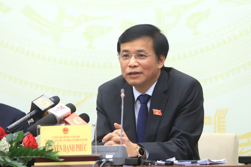 Ông Nguyễn Hạnh Phúc trả lời báo chí.