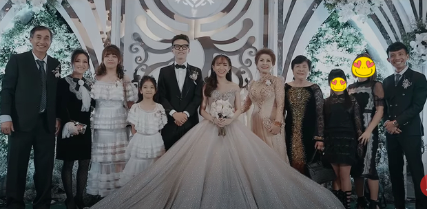 Minh Nhựa và Phương Thuý (thứ 2 từ trái sang) trong bức hình chụp đại gia đình vào đám cưới Joyce