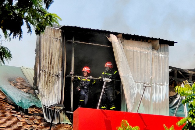 Lính cứu hỏa tiếp cận nơi xảy ra cháy.