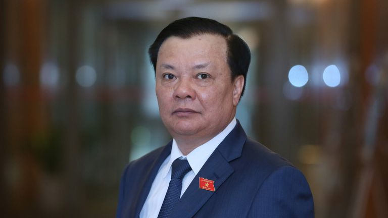 Ông Đinh Tiến Dũng, Uỷ viên Bộ chính trị, Bộ trưởng Tài chính, được phân công giữ chức Bí thư Thành uỷ Hà Nội thay ông Vương Đình Huệ.