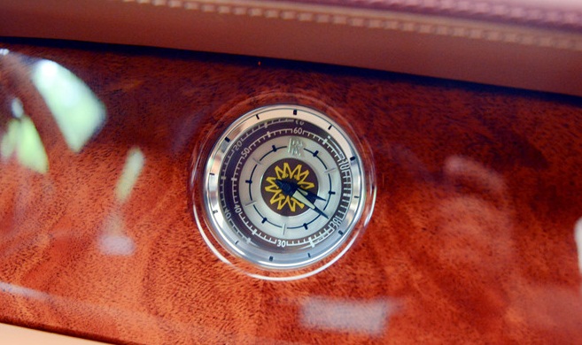 Hình tượng mặt trời còn được thể hiện trên đồng hồ trong xe. (Ảnh: Zing)