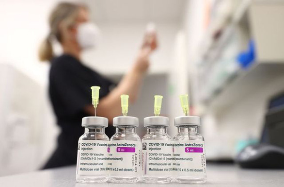 Vắc xin AstraZeneca tại một phòng khám đa khoa ở Đức ngày 24-3-2021 - Ảnh: REUTERS