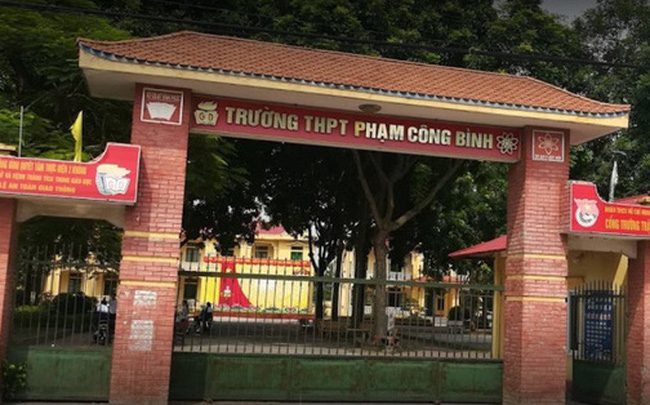 Thầy giáo dạy thể dục ở Trường THPT Phạm Công Bình (huyện Yên Lạc, tỉnh Vĩnh Phúc) làm thêm nghề lái taxi, thầy từng chở nữ nhân viên quán bar Sunny mắc Covid-19.